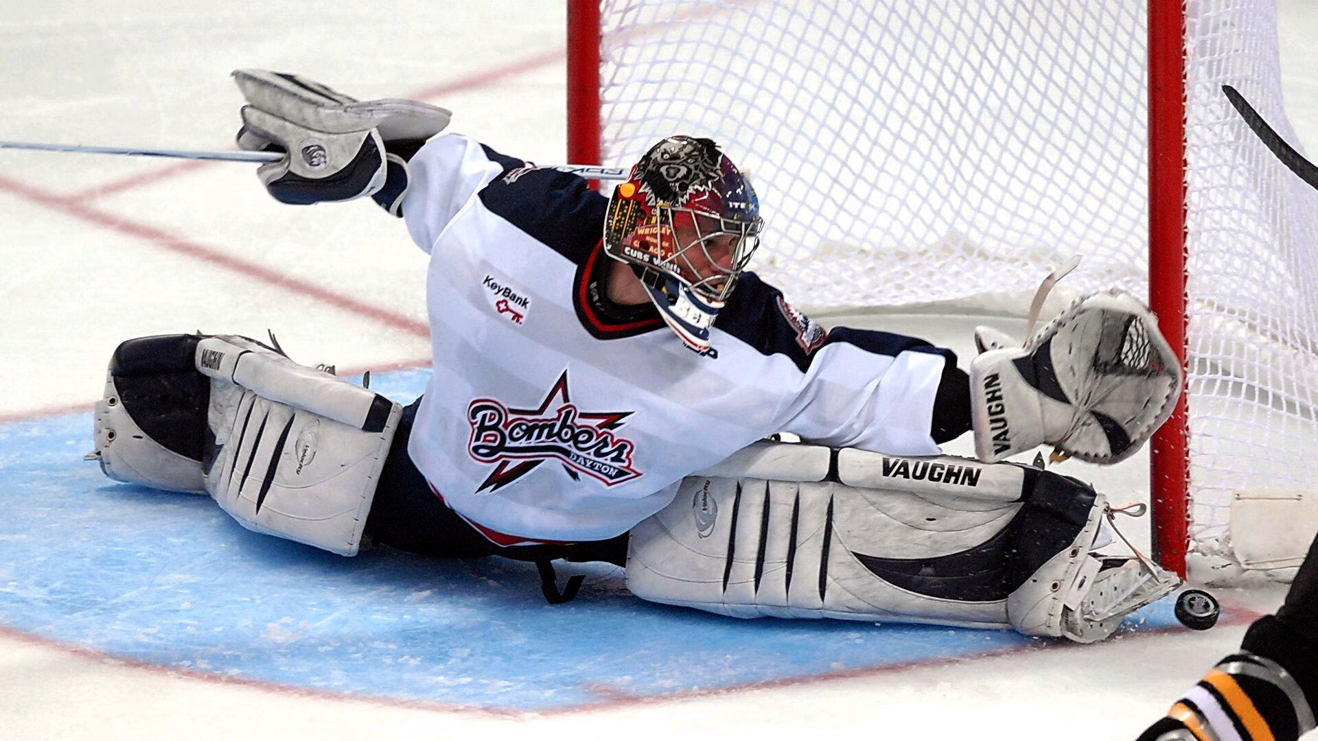 在对阵掘金的比赛中,库里单场砍下44分,投中10个三分球,让对手束手无策!