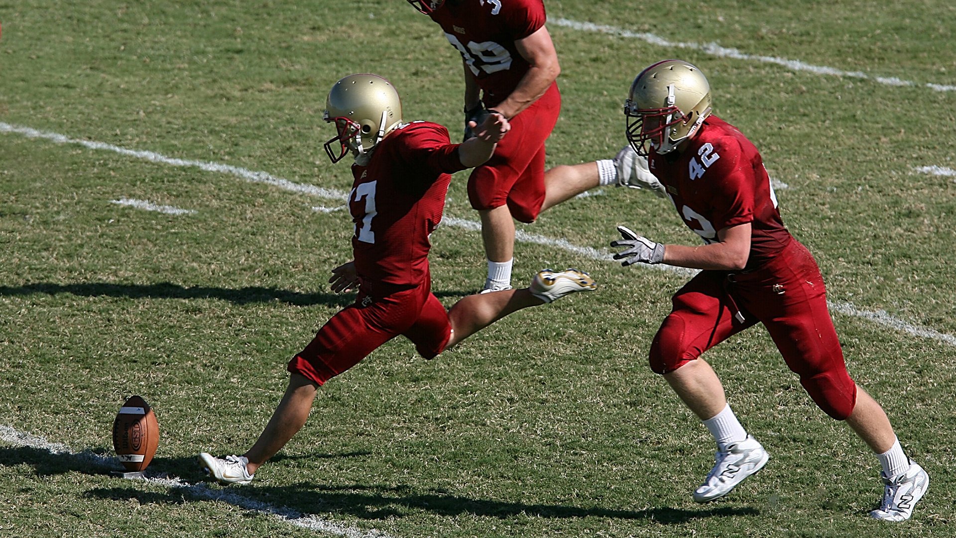 比赛中球员们拼尽全力,为球队争取胜利,球员们正在为比赛做准备
